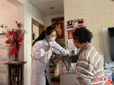 電話解惑、上門(mén)服務(wù) 硚口家庭醫(yī)生團(tuán)隊(duì)，做居民的“私人”健康顧問(wèn)